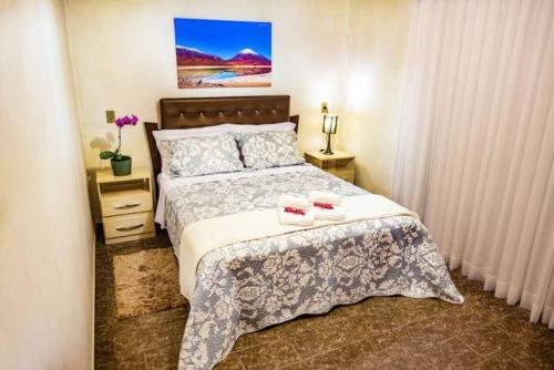 南雅拉瓜Casa dos Franz的一间卧室配有一张床,上面有两条毛巾