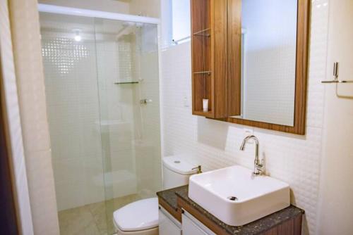 南雅拉瓜Casa dos Franz的一间带水槽、卫生间和镜子的浴室