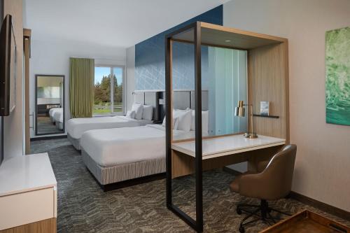 西萨克拉门托SpringHill Suites by Marriott West Sacramento的酒店客房配有两张床和一张书桌