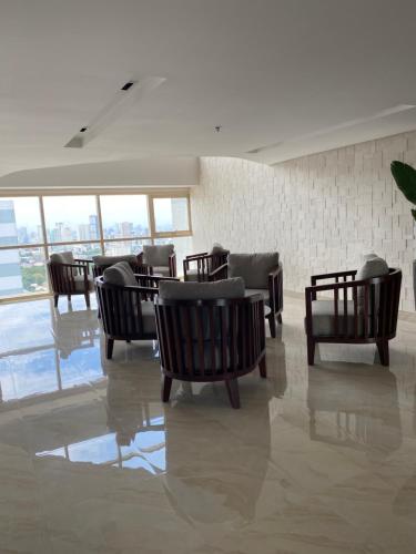 马尼拉Coast Residence Pasay的大楼内带桌椅的房间