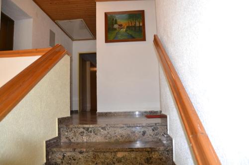 埃本塞罗特奈旅馆的挂在墙上的画作楼梯
