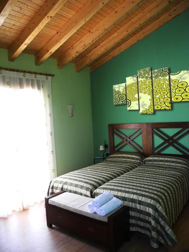 PeñalbaEl Balsetón的一间卧室设有两张床,拥有绿色的墙壁