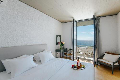 阿吉亚玛丽娜Apollo Resort的一间卧室设有一张床,享有海景