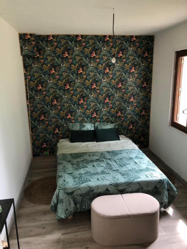 Saint-AignanTy case péi的一间卧室配有一张带花卉墙壁的床