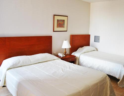 里奥阿查Hotel Majayura Sol的酒店客房带两张床和电话