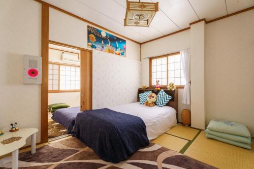 大阪Yoshi Toku的一间卧室设有两张床和窗户。