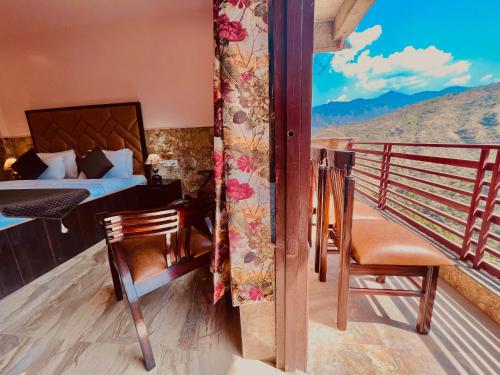 穆索里Doon Nature Valley Resort, Kempty Fall Mussoorie的客房设有一张床和一个美景阳台
