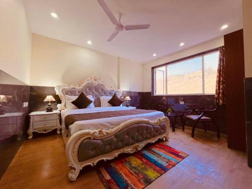 穆索里Doon Nature Valley Resort, Kempty Fall Mussoorie的一间卧室设有一张大床和大窗户