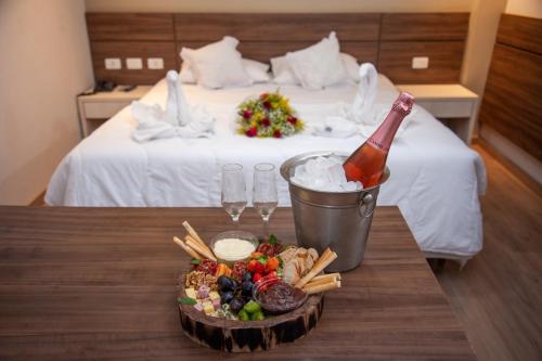隆德里纳朗敦酒店的一张桌子,上面放着一瓶香槟和一盘食物