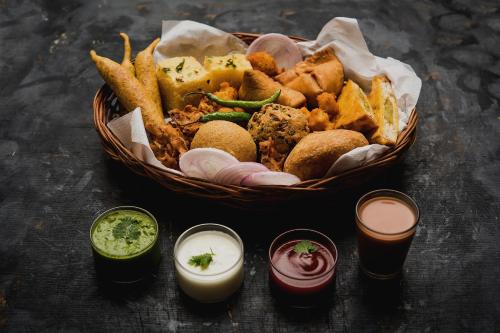希萨尔Hotel Ashoka的一篮子食物,包括一篮薯条和点心