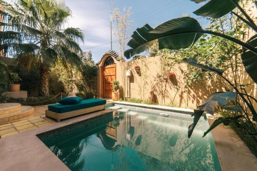 瓦尔扎扎特The Kozyhome的一座带棕榈树游泳池的房子