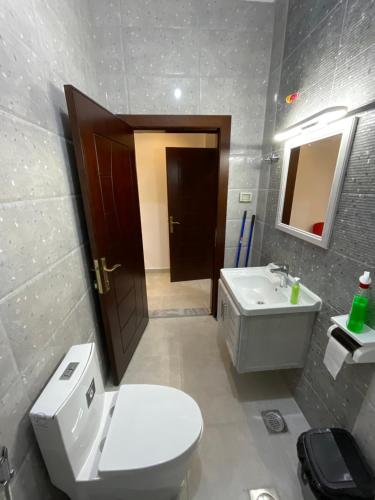 杰拉什Black IRIS的一间带卫生间和水槽的浴室