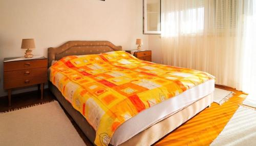 蒂瓦特Apartmani Andjelka的一间卧室配有一张床、一个梳妆台和一扇窗户。