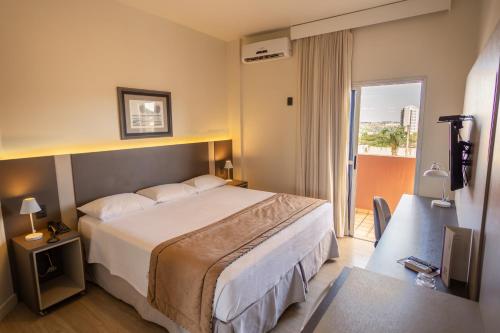 马里利亚马里利亚JR酒店的酒店客房设有一张床和一个阳台。