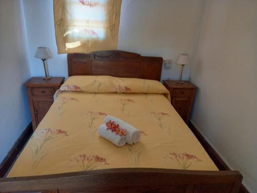 萨尔托Gran Hotel Concordia的一间小卧室,配有带2个床头柜的床