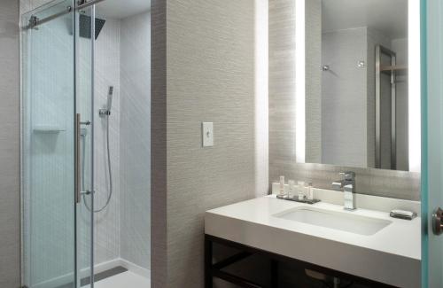 诺福克诺福克海湾万豪酒店 的一间带水槽和淋浴的浴室