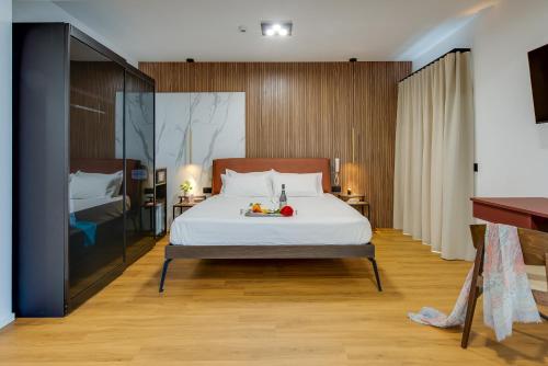 夏卡RoccaRegina Hotel的一间卧室配有一张大床,上面放着一碗水果