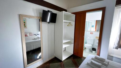 布希奥斯Pousada Noantri的浴室设有镜子和卫生间。