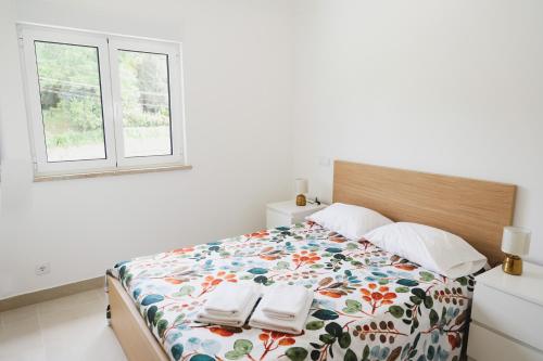 蓬德利马Casa Vilar的一间卧室配有一张床,上面有两条毛巾