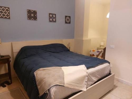 托雷德尔格拉戈普奇Cirilla Beach STUDIO apartment的一间卧室配有一张带蓝色床单的大床
