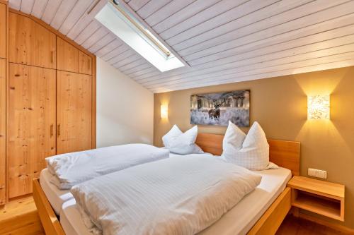 WackersbergFerienwohnung Geierstein的卧室配有一张白色大床和天窗