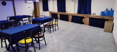 瓜廖尔OYO Sailors Galley的配有桌椅、蓝色桌子和黄色座椅的房间