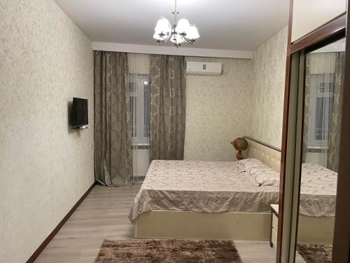 第比利斯Apartment in historical district of Tbilisi的一间卧室配有一张床和一台电视