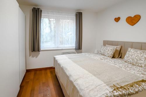 莫斯特拉纳Apartma na hribu的一间卧室设有一张大床和一个窗户。