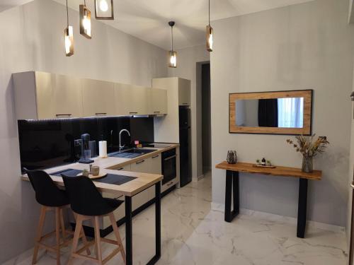 亚历山德鲁波利斯Mary's Apartment的厨房配有桌椅和水槽。