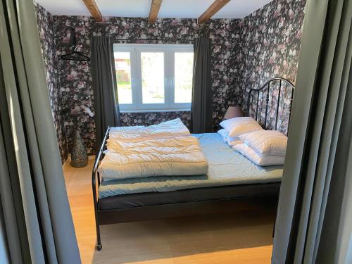 StrandbadenCasa Blanca的一间小卧室,配有一张带窗户的床
