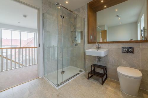 布兰克斯特Anchorage的带淋浴、卫生间和盥洗盆的浴室
