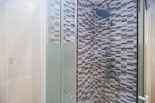 萨洛Mediterranea Planet Costa Dorada的带淋浴的浴室和玻璃门