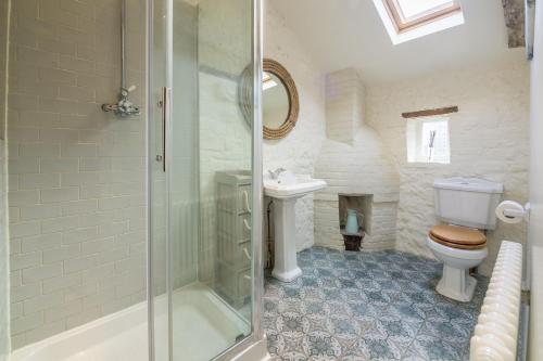 布兰克斯特Grooms Cottage B的带淋浴、卫生间和盥洗盆的浴室