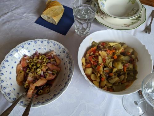 蒙希亚Casa Rural Bilbao Caserio Gondra Alquiler Habitaciones的餐桌,有两盘食物和一碗蔬菜