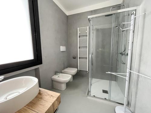 加尔达Sunset Lodge的带淋浴、盥洗盆和卫生间的浴室