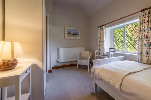 Burnham DeepdaleToad Hall的一间卧室设有一张床和一个窗口