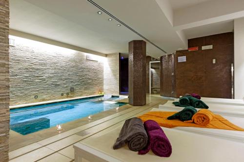 拉帕洛欧洲设计1877温泉酒店的酒店客房带游泳池和毛巾