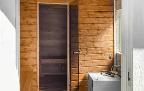 耶夫勒Beautiful Home In Gvle With Sauna的浴室配有带水槽的木墙