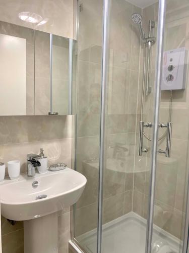 伦敦Stylish En Suite double room Kensington的一间带水槽和淋浴的浴室