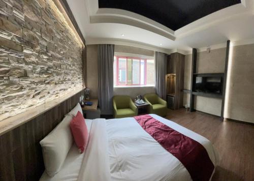 三峡爱莉亚汽车旅馆的酒店客房,设有床铺和石墙