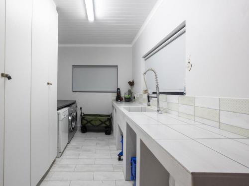 FranskraalstrandThe Gallery的白色的厨房设有水槽和台面