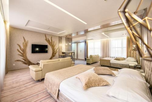 敖德萨守护神酒店的一间酒店客房,设有两张床和电视