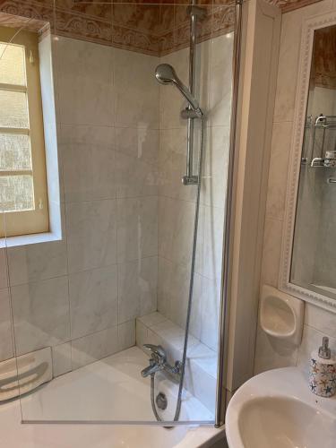 Taʼ AbramVilla Vella - 2 Bedroom House Gozo的带淋浴和盥洗盆的浴室