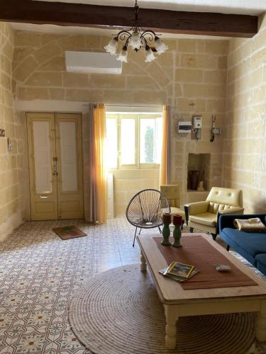 Taʼ AbramVilla Vella - 2 Bedroom House Gozo的带沙发和咖啡桌的客厅
