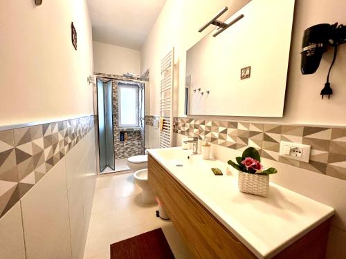 莱波拉诺Salento Sunny House的一间带水槽和卫生间的浴室