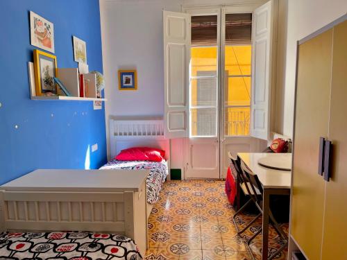 波尔特沃Apartamento Tramuntana de Portbou的小房间设有一张床和一张书桌