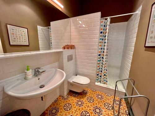 波尔特沃Apartamento Tramuntana de Portbou的一间带水槽和卫生间的浴室