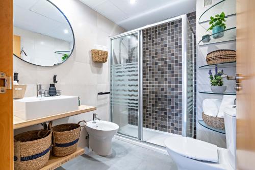 滨海罗克塔斯Apartamento El Castillo的浴室配有卫生间、盥洗盆和淋浴。