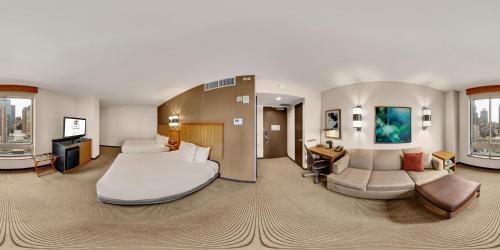 纽约纽约市中心南凯悦广场酒店的酒店客房设有一张大床和一张书桌。