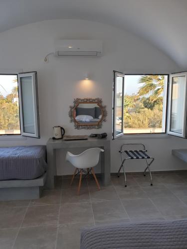 佩里沃罗ILIADA-ODYSSEAS RESORT的一间卧室配有书桌、一张床和镜子